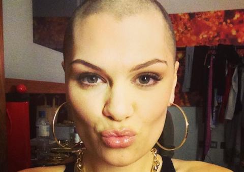 (Vídeo) Jessie J fica careca para ajudar crianças carentes